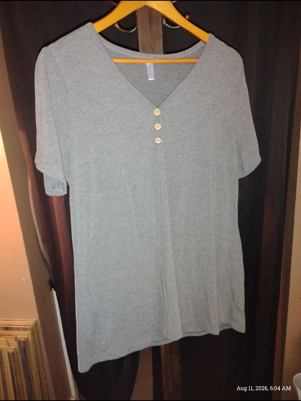 Awuliffan Gray V-Neck Short Sleeve Women's Shirt with Button Detail Size: XXL